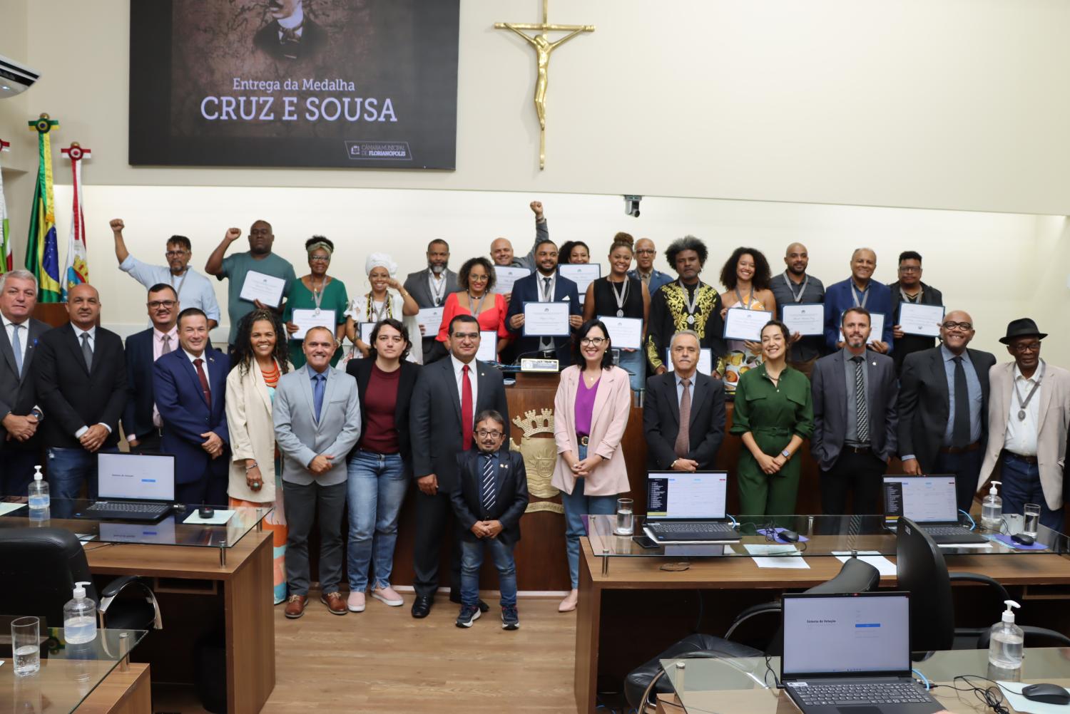 Homenagem e entrega de mais de 500 medalhas aos estudantes será